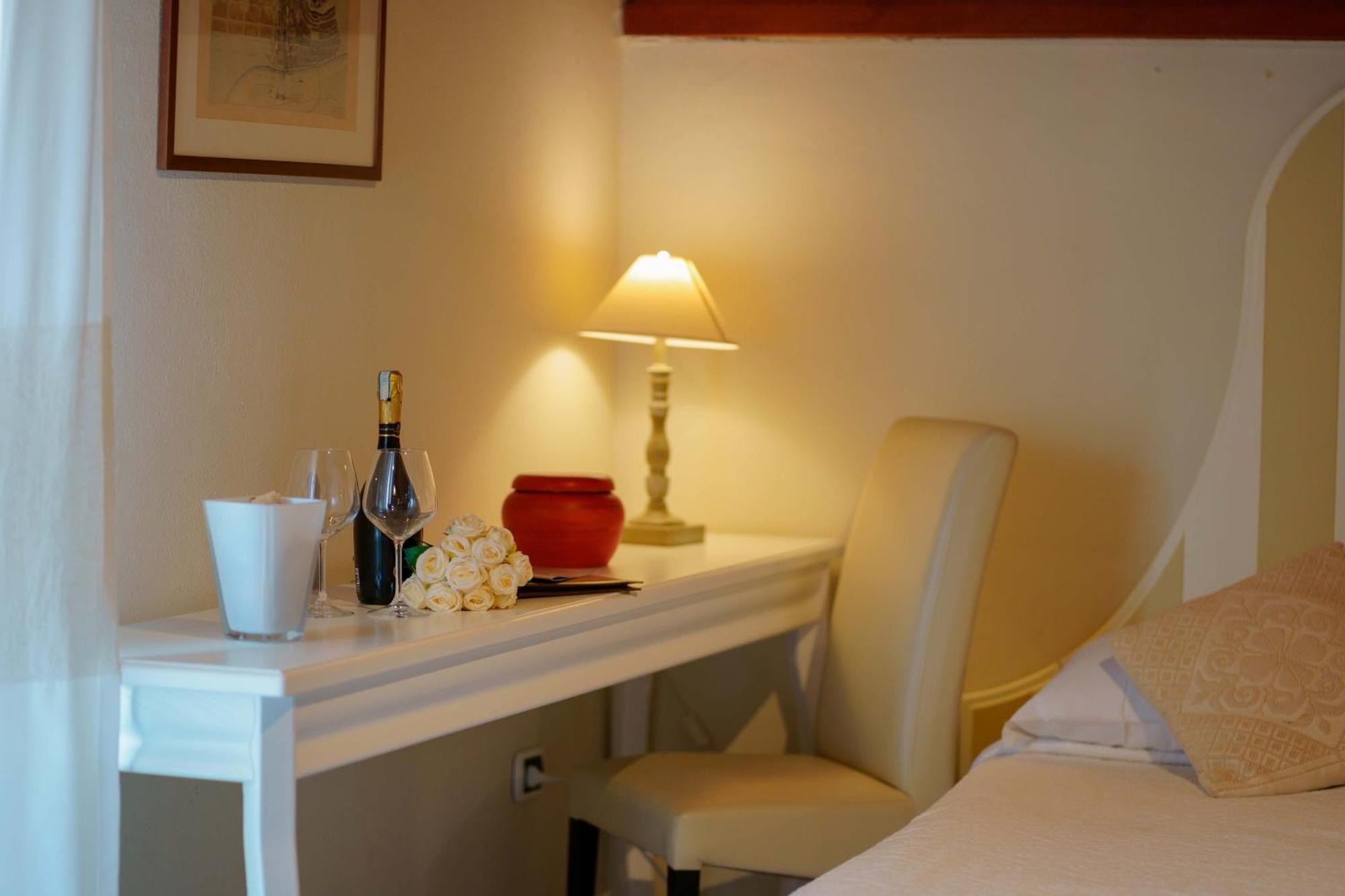 Hotel Palazzo Pischedda Bosa Habitación foto