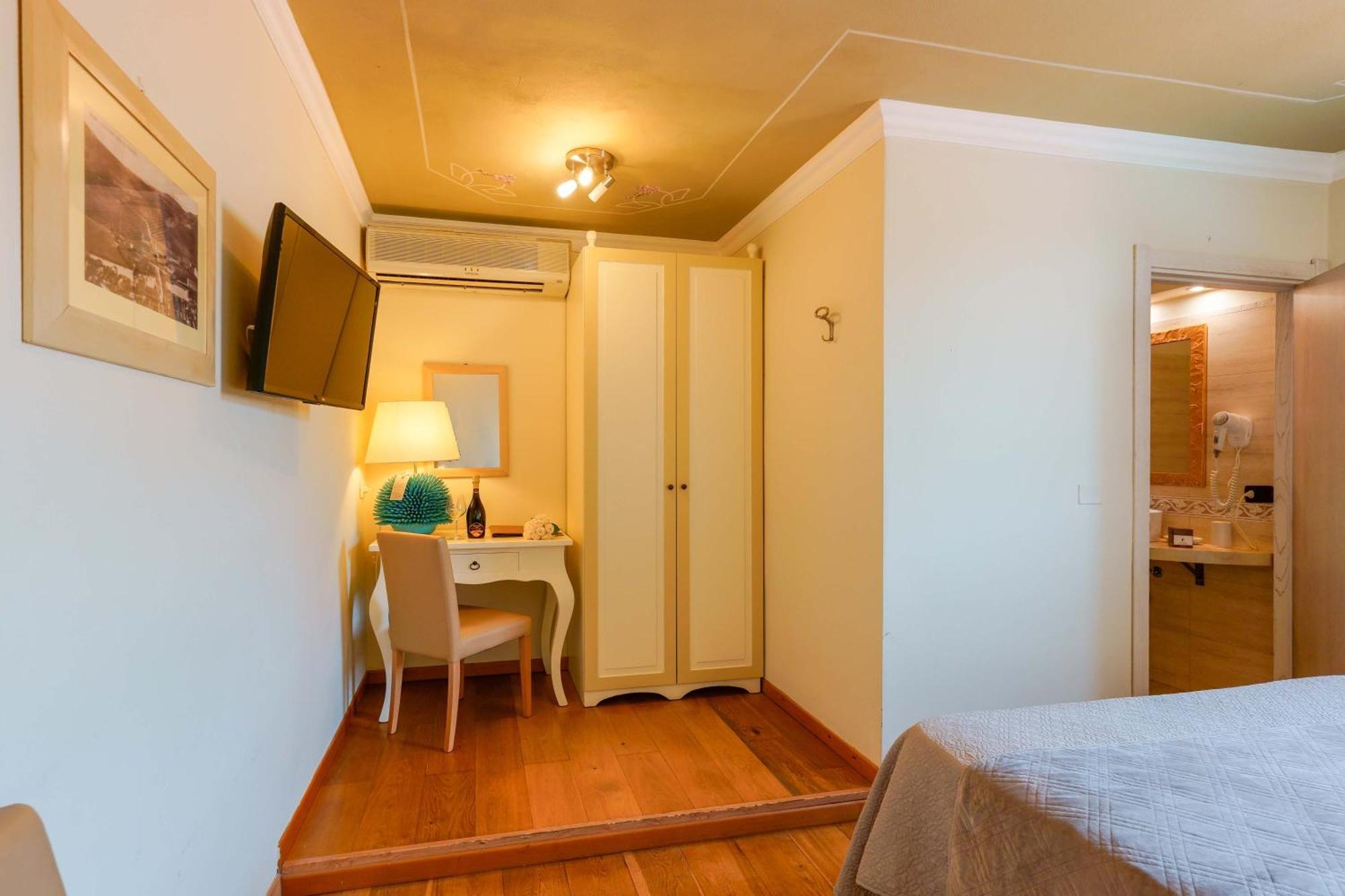 Hotel Palazzo Pischedda Bosa Habitación foto